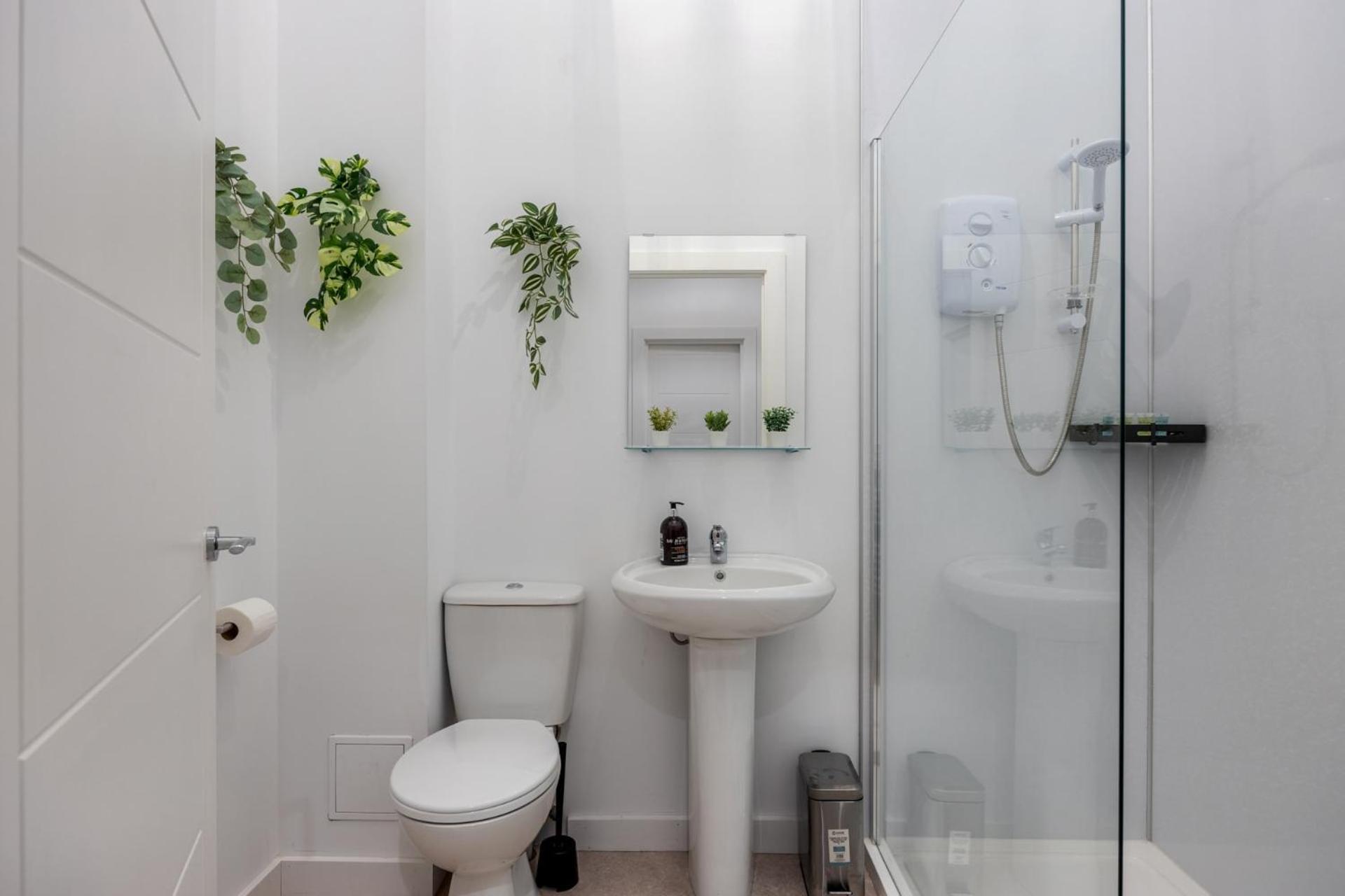 Contemporary 2 Bed -belfast East Village Apartment